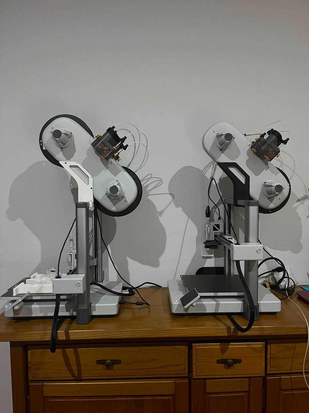 Impressoras 3D Rodrigues 3D a trabalhar em duas peças em simultâneo
