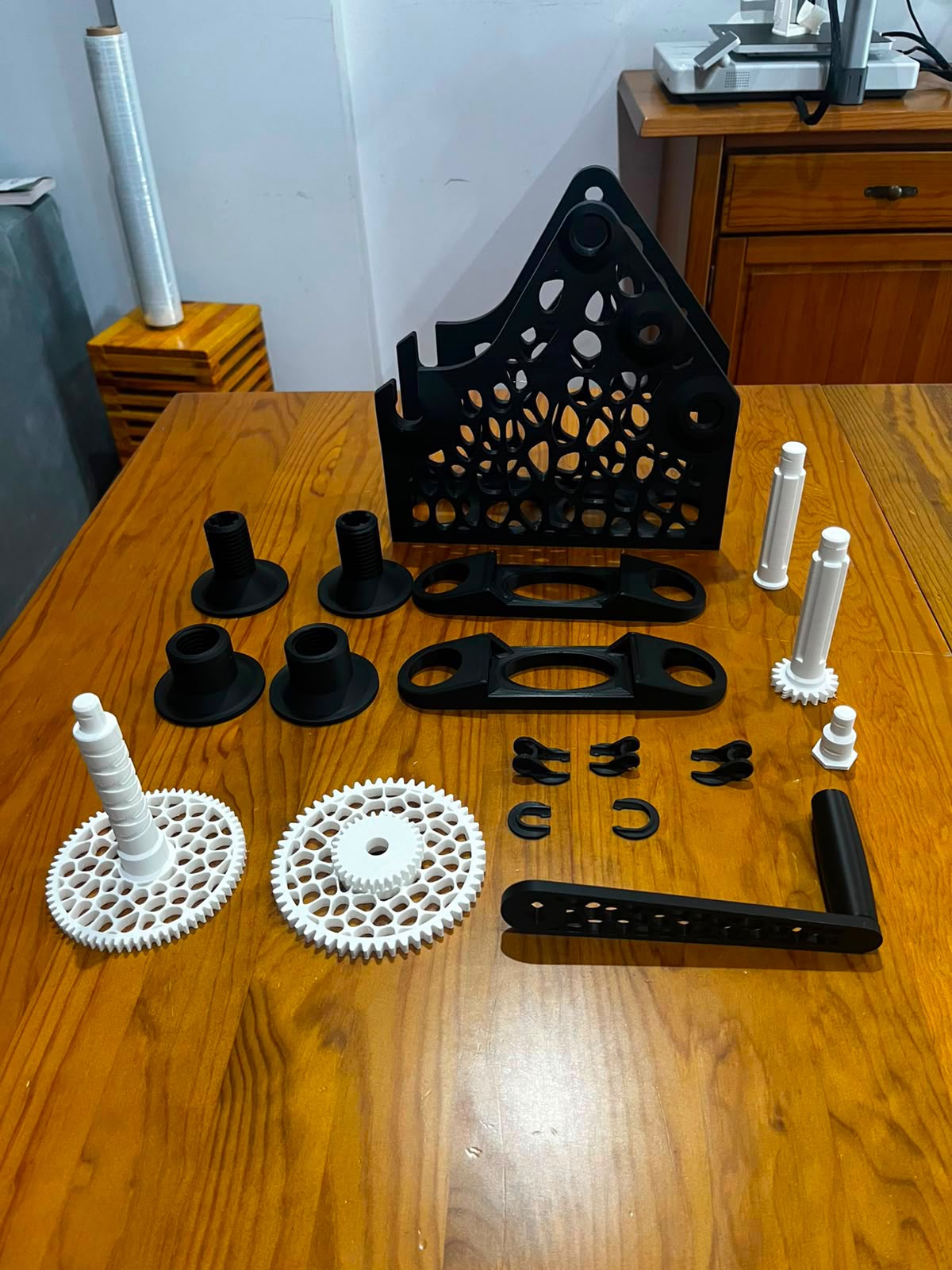 Conjunto de peças técnicas e engrenagens impressas em 3D