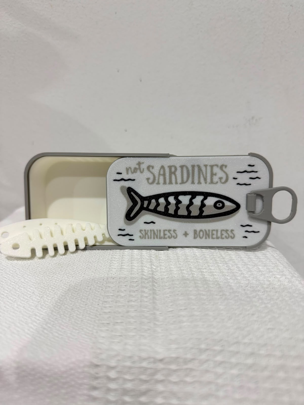 Caixa decorativa em forma de lata de sardinhas impressa em 3D